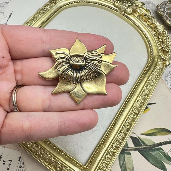 Vintage Brass LAURel BURCH Signed Lotus Flower Brooch Pin - Picture 4 of 6